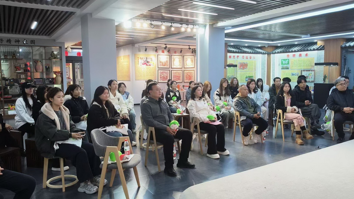 我校學子參與臨汾市'懸塑光影·文創(chuàng)賦能'青年夜沙龍教育文化交流